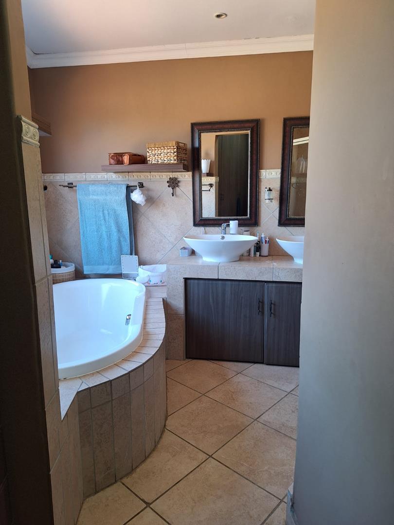 To Let 4 Bedroom Property for Rent in Melodie North West